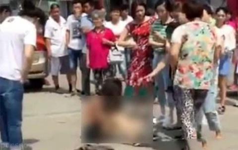 لخت شدن دختر جوان در چین وسط خیابان جلوی مردم
